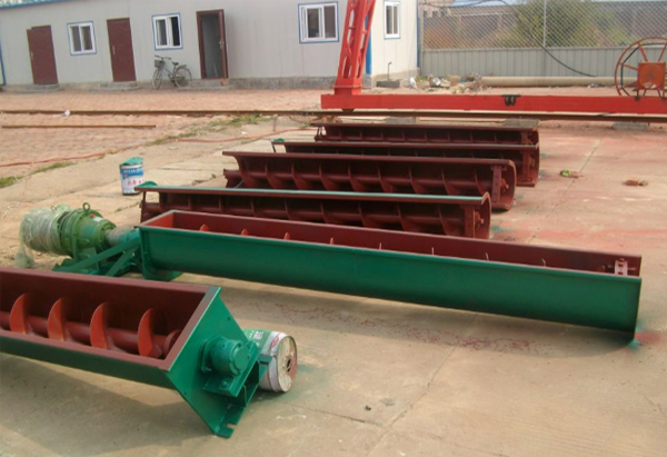 螺旋(xuan)輸送機(ji)工作中(zhong)