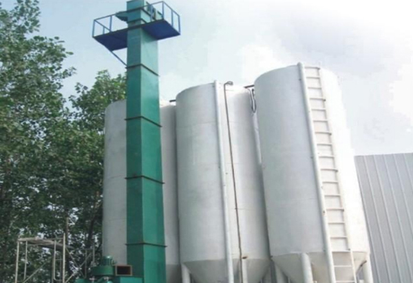 鬥式提(ti)升機工(gong)作中