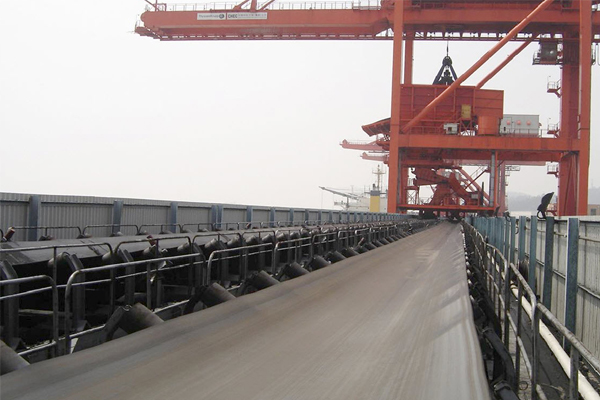 帶式(shi)輸送機(ji)