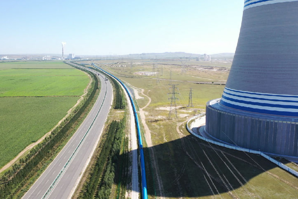 “見不(bu)到煤、看(kan)不到灰(hui)” 國内首(shou)條長距(ju)離曲線(xian)帶式輸(shu)送機投(tou)産運行(hang)